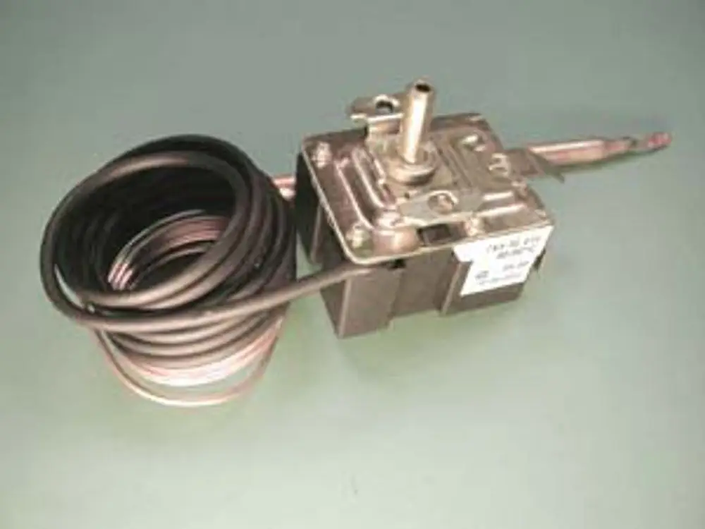 Remeha Regelthermostat mit Anschlussstück und Kabel, montiert auf einer flachen Oberfläche, für die Regelung von Temperatur in Heizsystemen.
